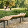 Modulare Reihenbank Tibia mit Winkelanordnung für moderne Außenbereiche