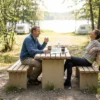 Urbaner Tisch aus massivem Beton und Holz mit Sitzbänken für Parks und öffentliche Plätze