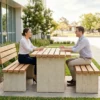 Barrierefreie Sitzgruppe Tisch Rota aus massivem Beton und Holz für Parks und urbane Außenräume