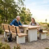 Barrierefreie Picknick-Sitzgruppe aus Holz und massivem Beton für Parks und öffentliche Außenräume