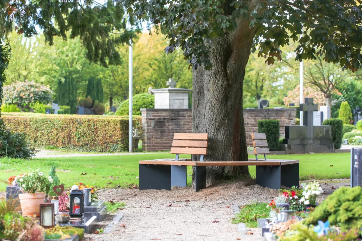 Baumbank aus Holz und Metall als Rundbank und Mehreckbank