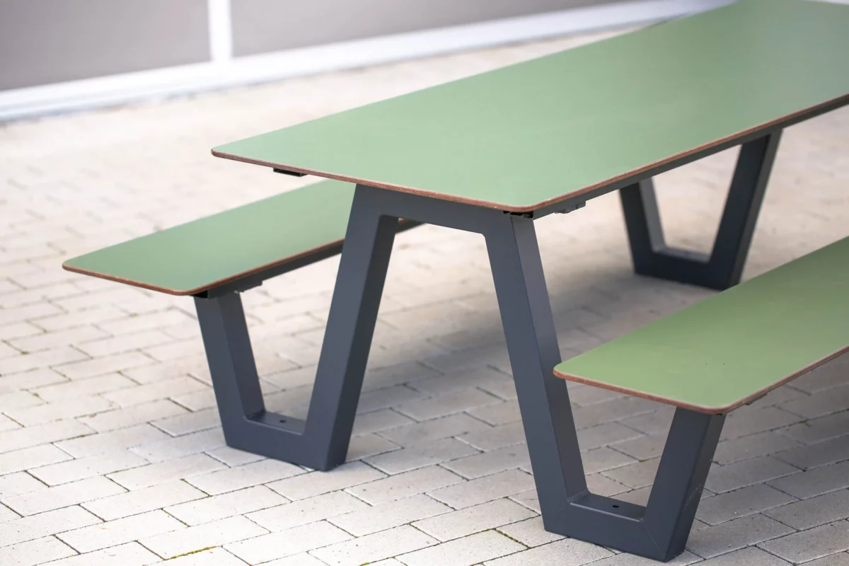 Outdoor-Gartenset bestehend aus Gartentisch und wetterfesten HPL-Bänken