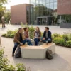 Modulare Sitzgruppe aus Betonblöcken mit Holzauflagen