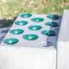 Detail der integrierten Vasenöffnungen im Beton Grabvasenblock