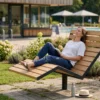 Drehbare Liegebank Silentia mit Holzauflage und Stahlkonstruktion
